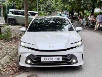 Toyota Camry 2.5HEV Top