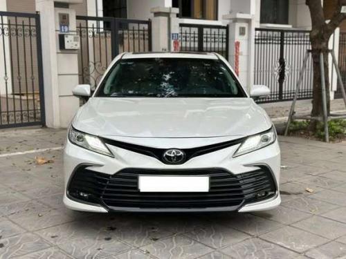 Toyota Camry 2.0Q màu trắng nội thất kem 