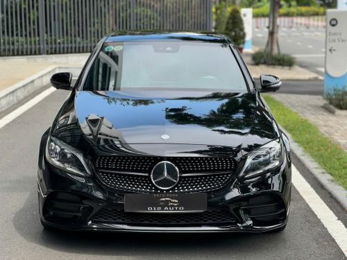 Cập bến C300 AMG 