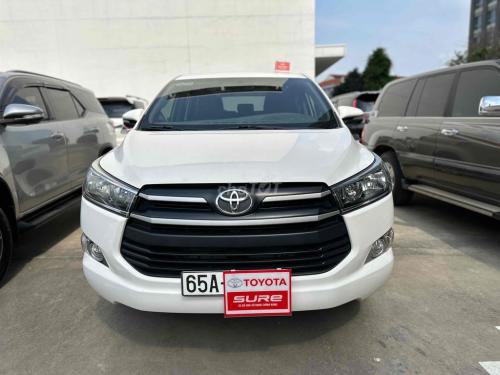 Bán xe Toyota Innova E số sàn 2017 màu trắng giá 400 mấy