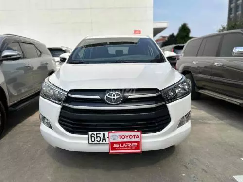 Bán xe Toyota Innova E số sàn 2017 màu trắng giá 400 mấy
