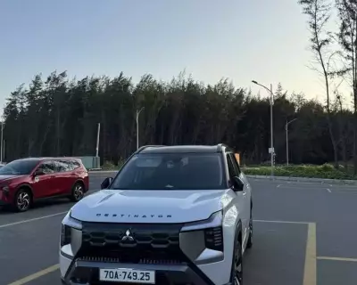 CHO THUÊ XE MITSUBISHI DESTINATOR ULTIMATE TẠI HCM