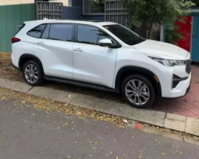 Cho thuê xe Innova Cross HEV 2026 tại HCM