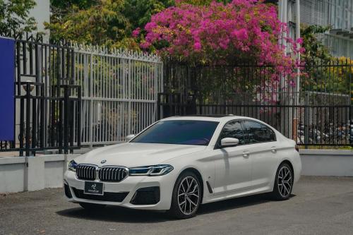 BMW 520i M Sport Trắng nội thất Nâu - lăn bánh mới 16.900km