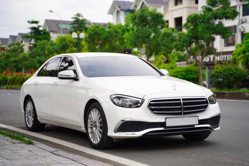 Mercedes E200 Exclusive, đời 2021, màu Trắng/nâu