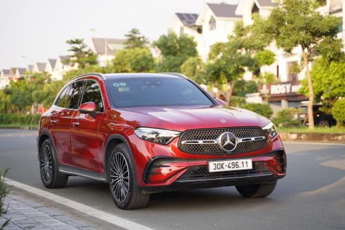 GLC 300 4 matic 2023. Đỏ/Đen
