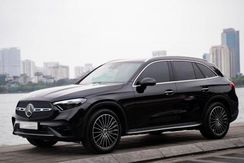 GLC 300 4 matic 2023. Đen/Nâu