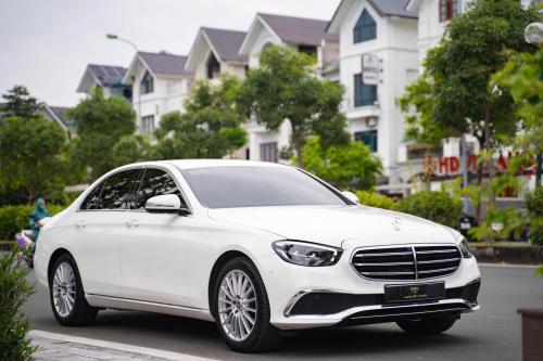 Bán xe E200 Exclusive V1 sx2022 Màu trắng/Nội thất nâu giá 1ty699, bản V1 có loa Burm