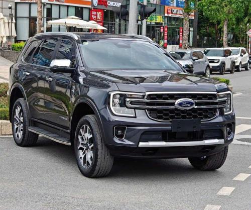 Ford Everest 1 cầu Titanium sx2023 chạy 5v km