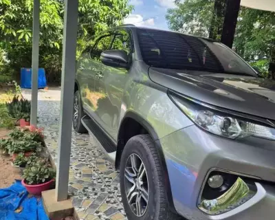 Fortuner nhập khẩu Indo máy dầu 2.4 AT