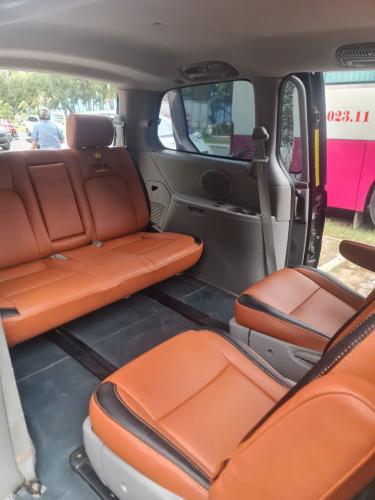Xe chủ tịch một thời VIP Kia Carnival màu đen bóng sang trọng.