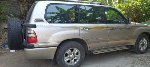 Toyota Land Cruiser 2004, Số sàn, màu ghi hồng, 8 chỗ đã đi 10.000 km