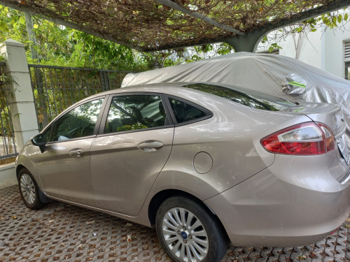 Ford Fiesta Sedan 2012, đã đi 92.320 km phải đi công tác xa nên bán