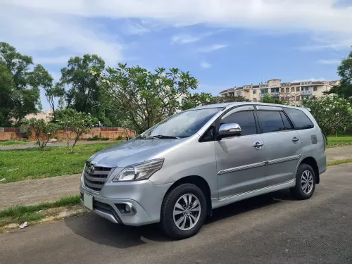 Toyota Innova E 2015