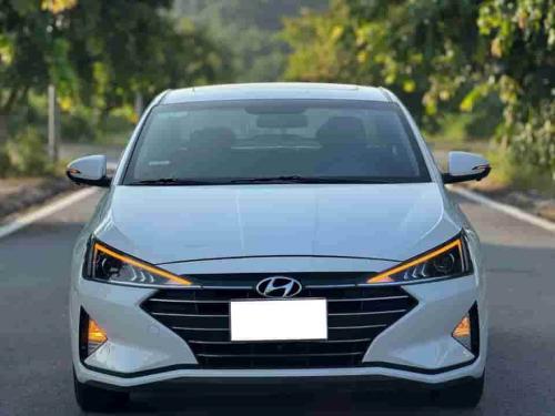 Hyundai Elantra 1.6 AT
