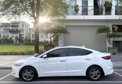 Bán xe Huyndai Elantra