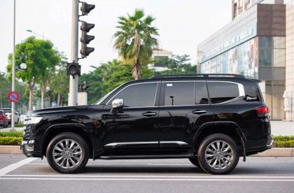 Land Cruiser LC300 2024 đen lịch lãm mới keng