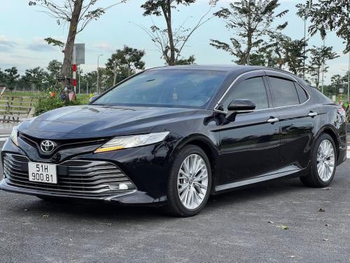 Toyota Camry 2.5Q màu đen VIP sản xuất 2021