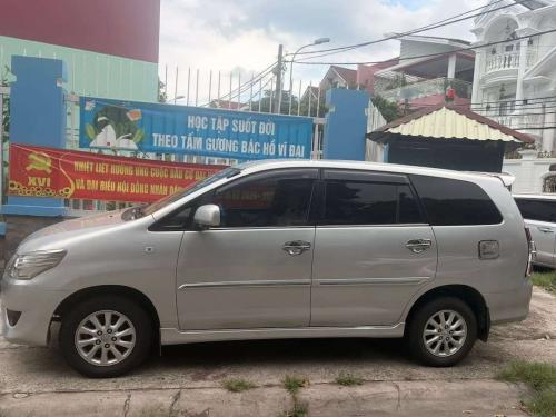 Toyota Innova 7 chỗ màu bạc, số sàn