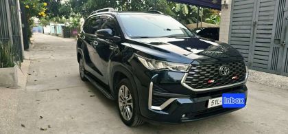 Toyota Innova Cross HEV xanh đen 2024
