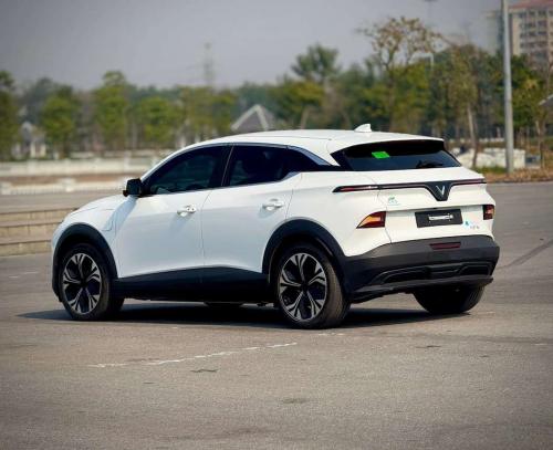 Vf6 plus trắng 2025 đi 3v