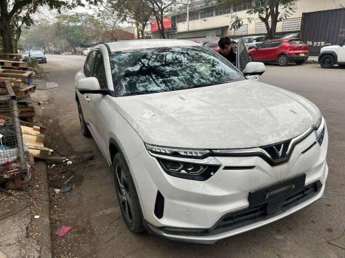 VF8 Eco trắng, nội thất đen 2023