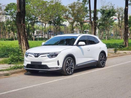 VF8 Plus 2022 SDI trắng nội thất xanh