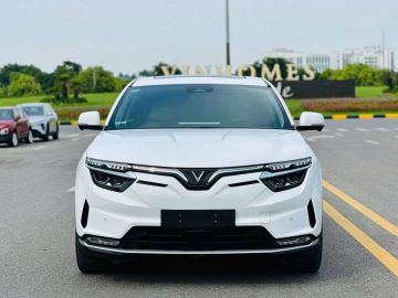 VF8 Plus Trắng 2024 nt kem