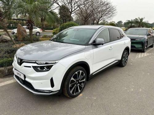 VF8 PLUS TRẮNG NÓC XÁM 
