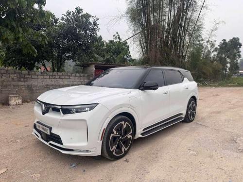 VF9 bản Plus 2025 Bản 6 ghế trần thép