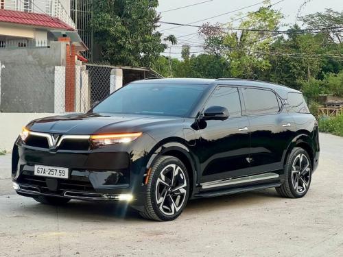 Vinfast VF9 Plus bản 6 ghế trần kính PIN THUÊ TIÊN PHONG