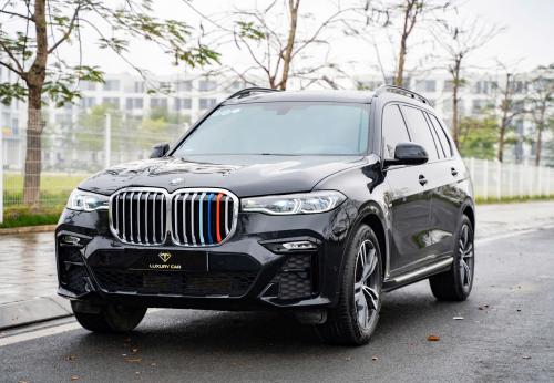  Ban Xe BMW X7 M-Sport  Nội Thất: Đen/Đen SX: 2022 odo: 3v km