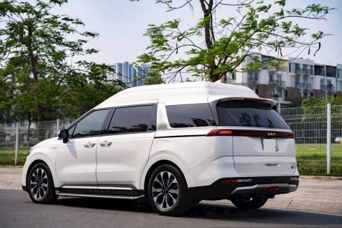 Bán xe KIA Carival Royal 2022 màu trắng/kem, siêu lướt 4v km, cực hiếm