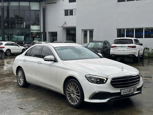 Chính chủ bán xe Merc E200 Exclusive 2023 siêu lướt 1v5 km màu trắng/nâu giá tốt