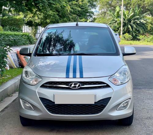 Bán xe Hyundai i10 2011, số tự động, màu bạc.